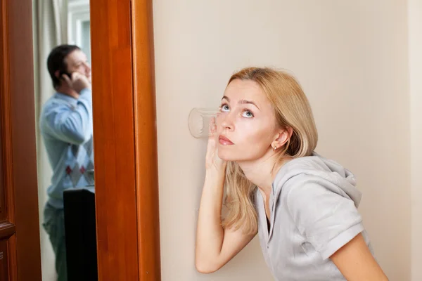 Moglie Gelosa Origliando Una Conversazione Telefonica Suo Marito — Foto Stock