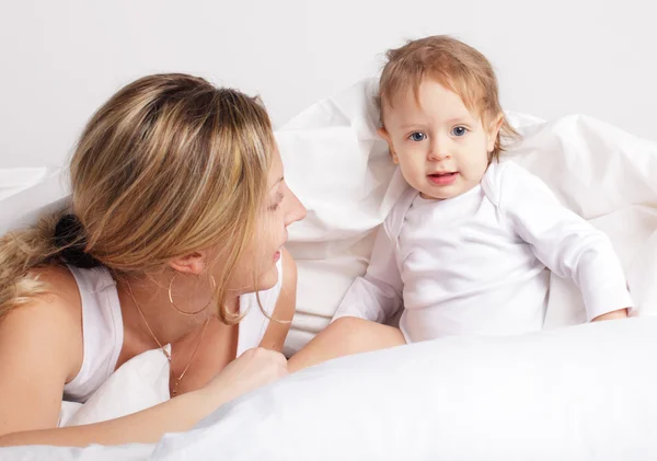 ベッドで赤ちゃんと母 — ストック写真