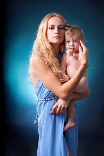 赤ちゃんを持つ母親 スタジオ撮影 — ストック写真