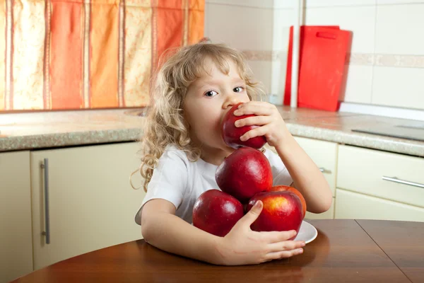 Ευτυχισμένος Κορίτσι Μήλα Στο Σπίτι — Φωτογραφία Αρχείου