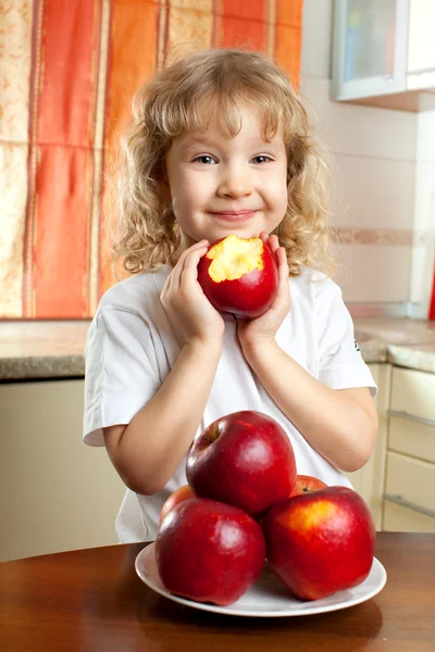 苹果的女孩 — 图库照片