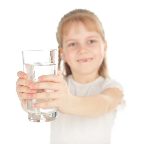 Criança com um copo de água pura — Fotografia de Stock