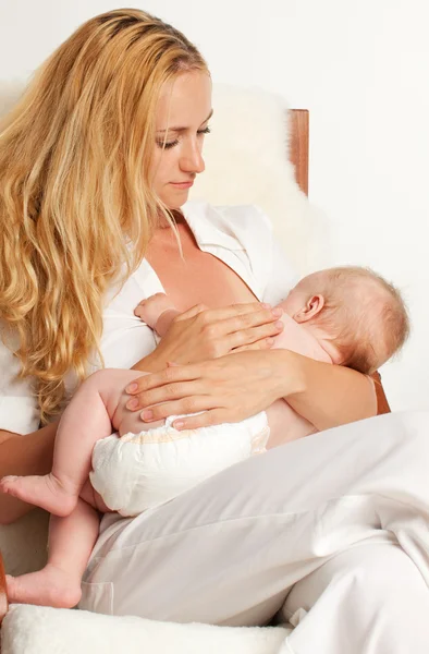 Matka dziecka piersią — Zdjęcie stockowe