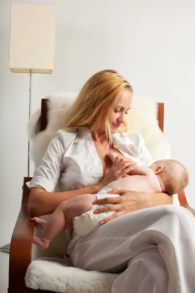 Madre amamantando a su bebé — Foto de Stock