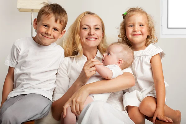 Matka se třemi dětmi — Stock fotografie