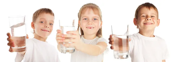 Дети с стаканом воды — стоковое фото
