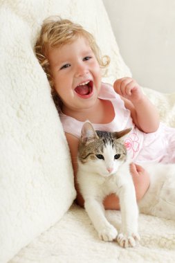 küçük mutlu bir kedi kız