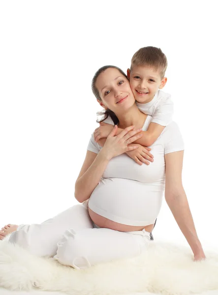 白で隔離される息子と妊娠中の女性 — ストック写真