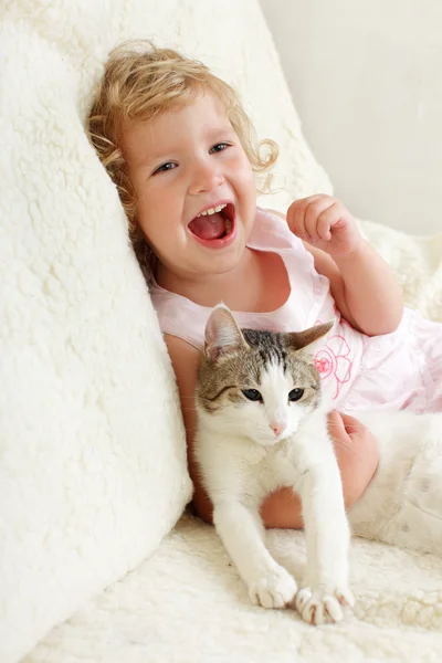 Kleines Glückliches Mädchen Mit Einer Katze — Stockfoto