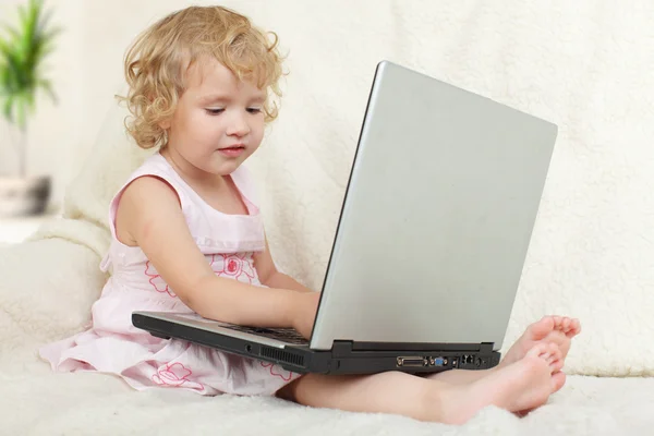Evde Dizüstü Bilgisayarı Olan Küçük Kız — Stok fotoğraf