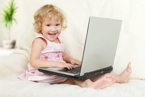 家にノートパソコンを持つ女の子 — ストック写真