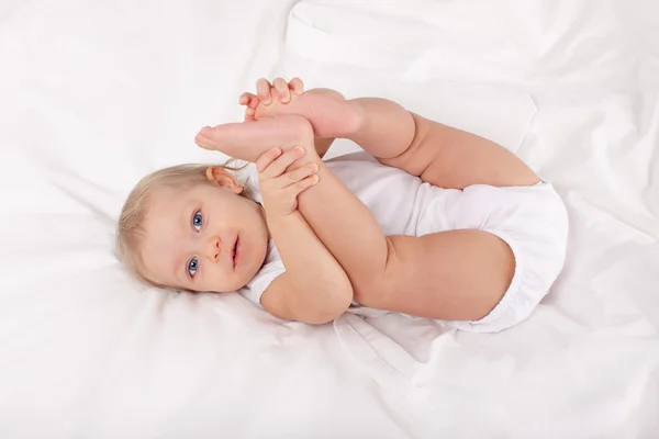 Baby im Bett — Stockfoto