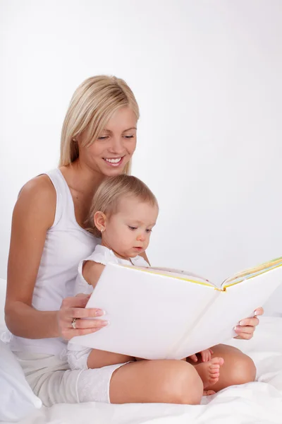 Madre leyendo libro a una hija —  Fotos de Stock
