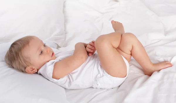 Vacker baby i sängen hemma — Stockfoto