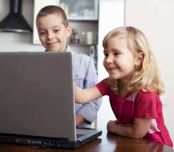 Barn med laptop — Stockfoto