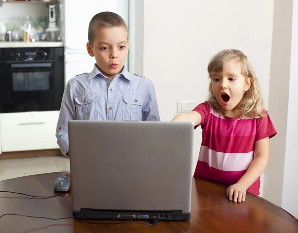 Crianças com laptop — Fotografia de Stock