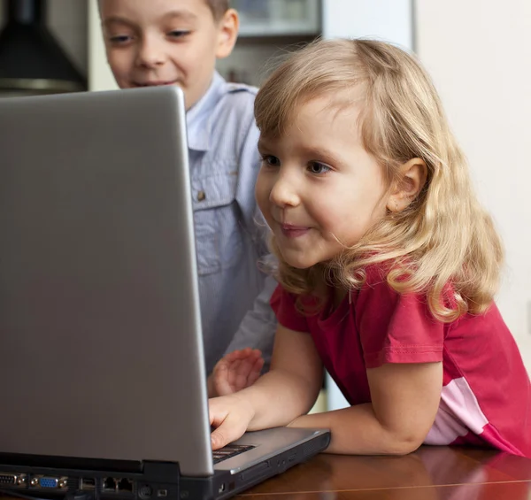 Дети с ноутбуком — стоковое фото