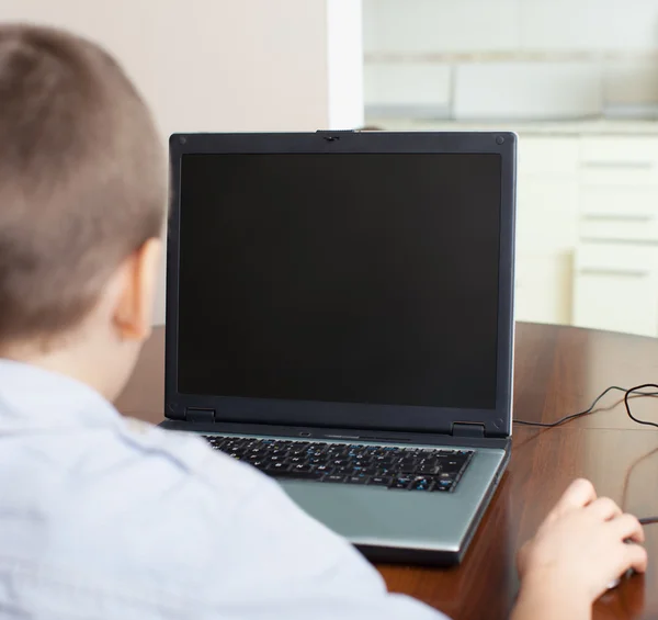 Junge spielt einen Computer — Stockfoto