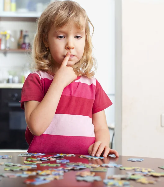 Chica, jugando puzzles — Foto de Stock