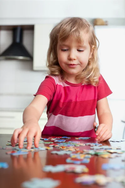 Chica, jugando puzzles —  Fotos de Stock
