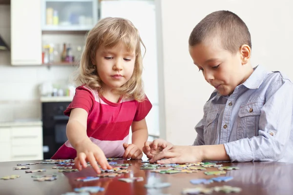 Bambini, giocare a puzzle — Foto Stock