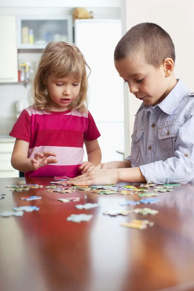 Enfants, jeux de puzzles — Photo
