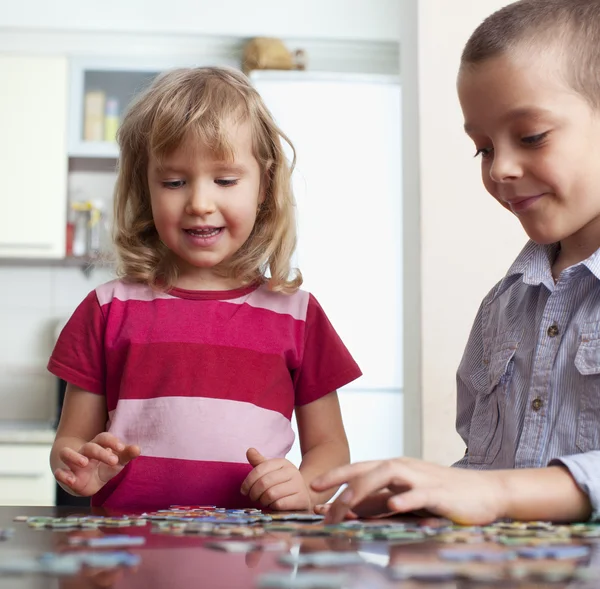 Niños, jugando puzzles —  Fotos de Stock