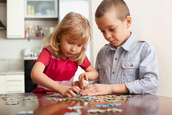 Děti, hrát puzzle — Stock fotografie