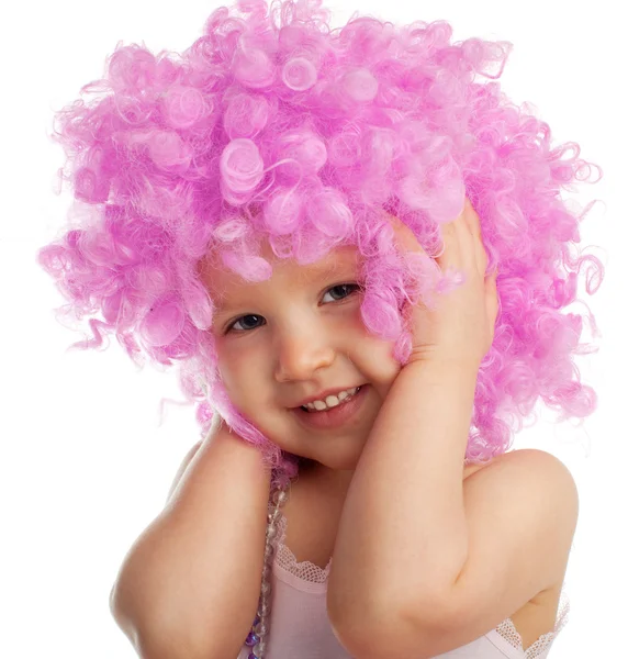 Красивая маленькая девочка в розовом парике — стоковое фото