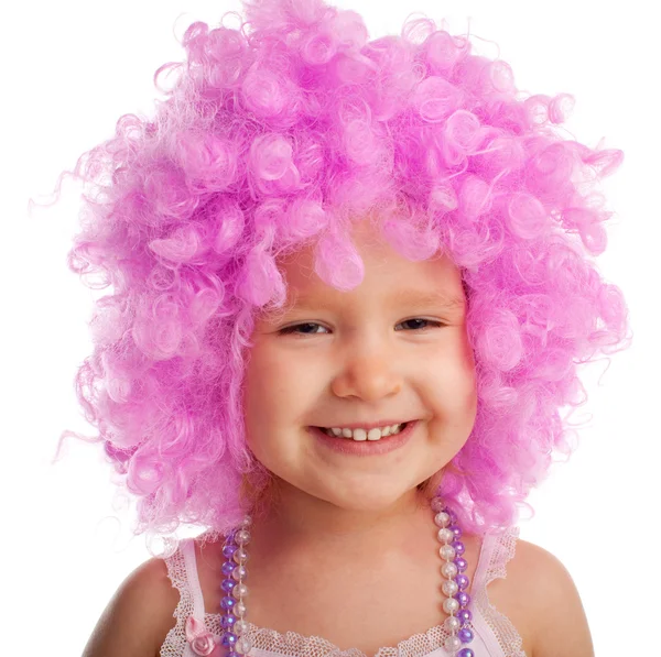 Schönes kleines Mädchen in rosa Perücke — Stockfoto