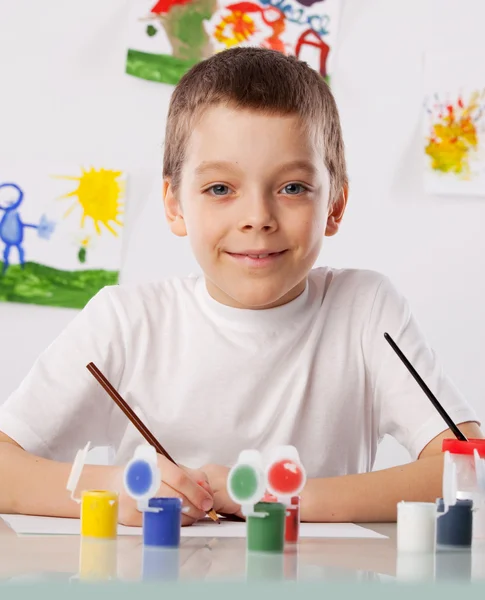 Мальчик на уроке рисования — стоковое фото