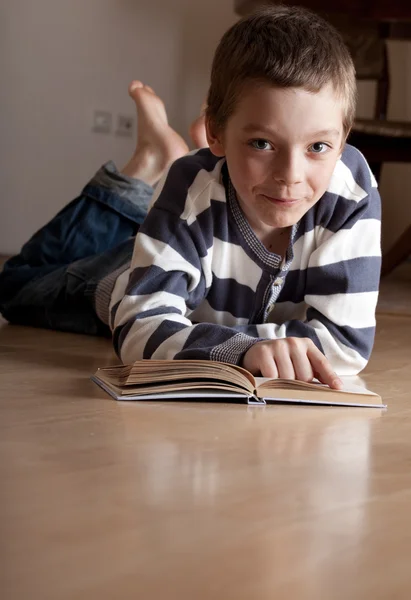 Chlapec reeding kniha — Stock fotografie