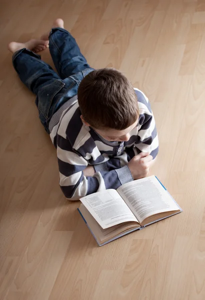Boy reeding book — Stock Photo, Image