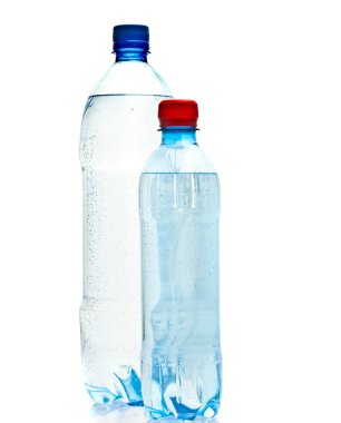 Beyazların üzerinde izole edilmiş su şişeleri.