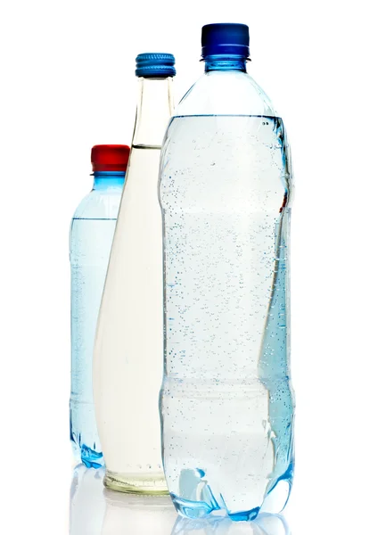 Garrafas de água isoladas no branco — Fotografia de Stock