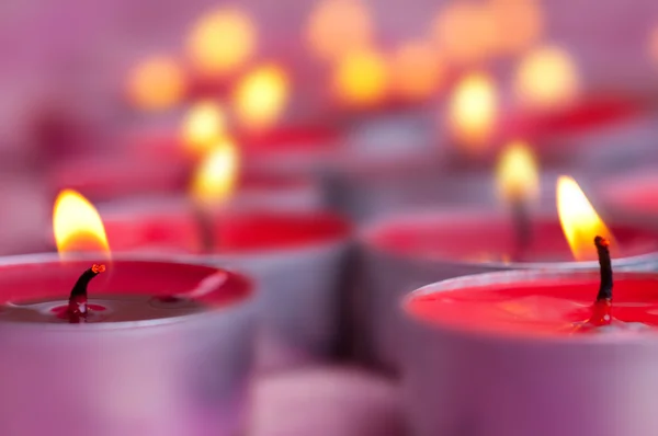Kaarsen op een onscherpe achtergrond — Stockfoto