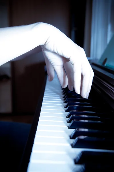 钢琴演奏家的手 — 图库照片