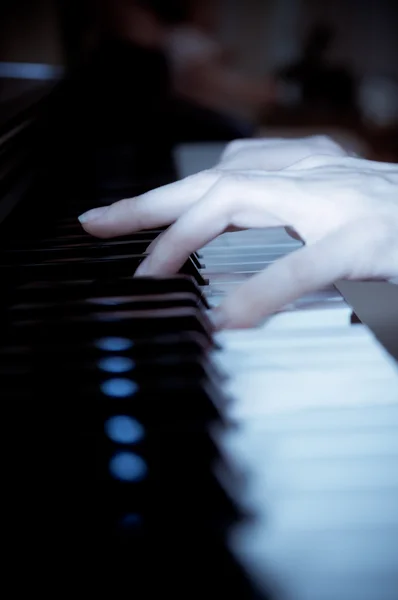 Mani di un pianista — Foto Stock
