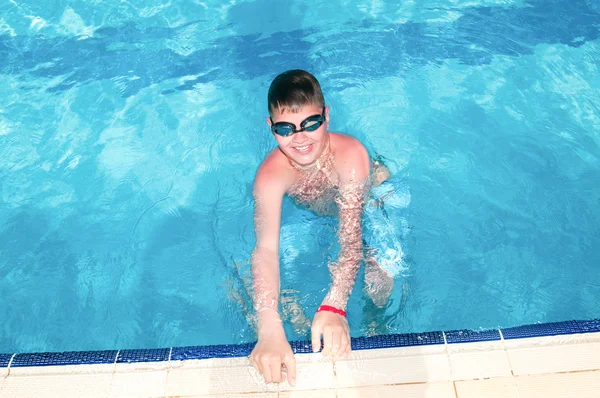 Tinédzser úszik a medencében모노폴리 성의 세부 사항입니다. 풀리아 — Stock Fotó