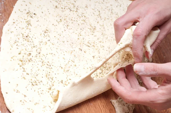 Ręce zbliżenie mąki wyrabiania ciasta na stół — Zdjęcie stockowe