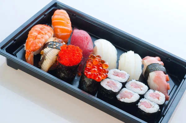 日本料理-寿司套: 三文鱼、 海鳗和金枪鱼寿司 — 图库照片