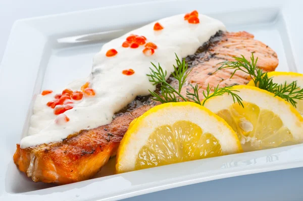 Filete de salmón con salsa cremosa y caviar —  Fotos de Stock