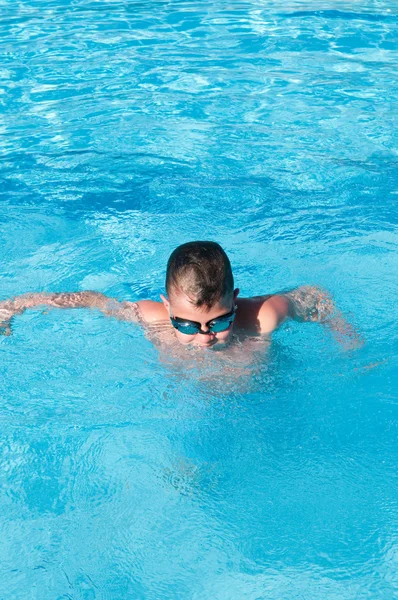 Tinédzser úszik a medencében모노폴리 성의 세부 사항입니다. 풀리아 — Stock Fotó