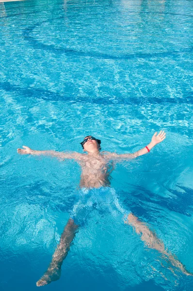 Tiener zwemt in het zwembad — Stockfoto