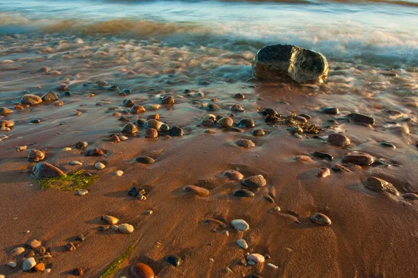 Mer avec pierres — Photo