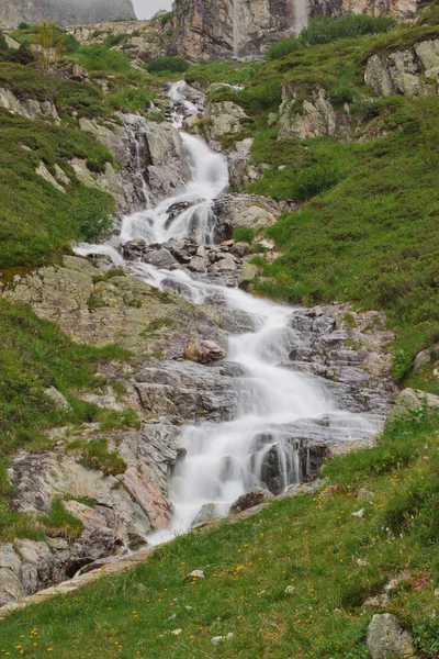 Wasserfall in grüner Natur — Stockfoto