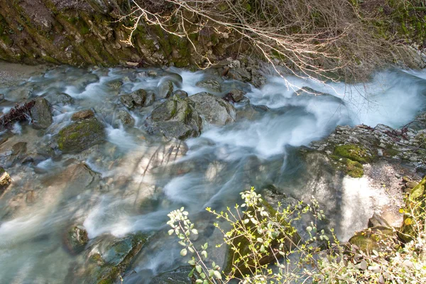 Cachoeira com pedras — Fotografia de Stock