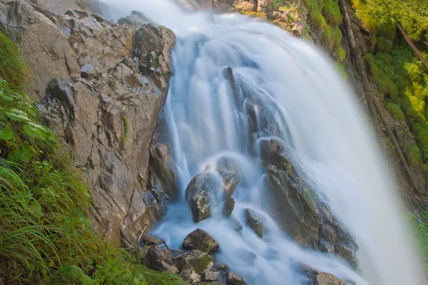 Wasserfall in grüner Natur — Stockfoto