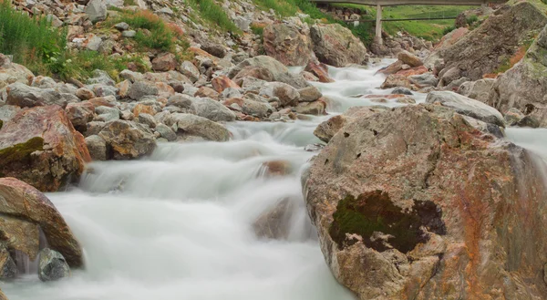 Yeşil nehir şelale — Stok fotoğraf