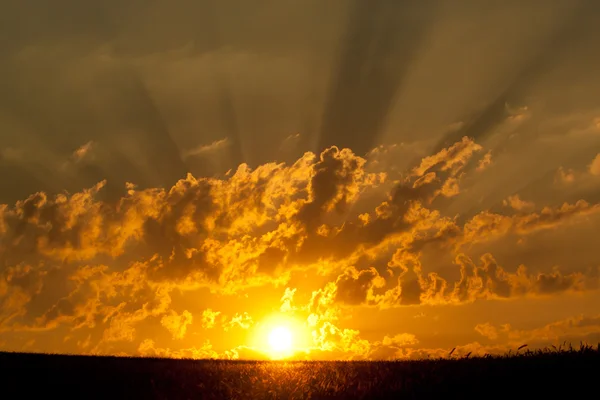 Nascer do sol com nuvens — Fotografia de Stock